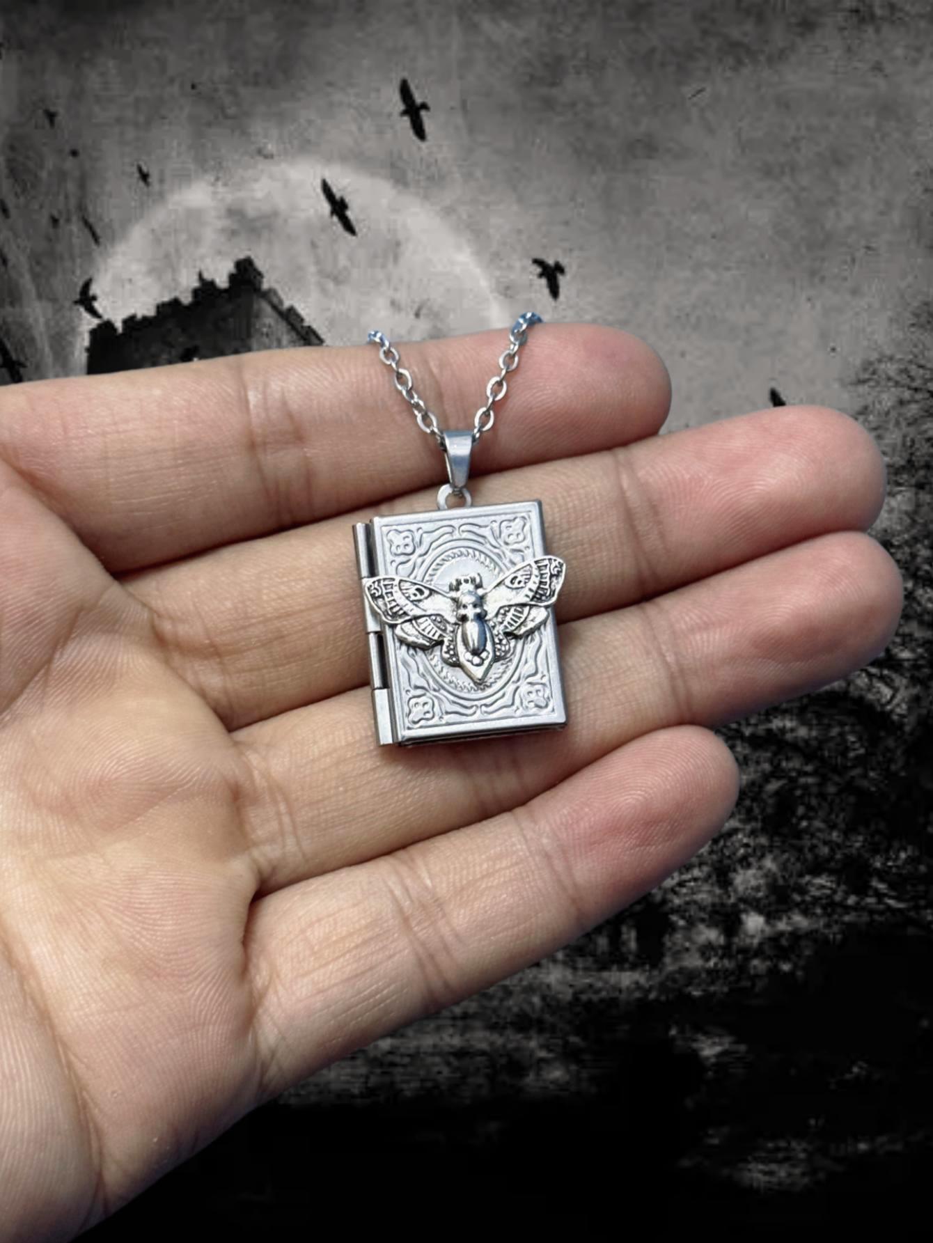 Gothic Book Animal Necklace, P - огляд і ціна Vintage Fashion Books