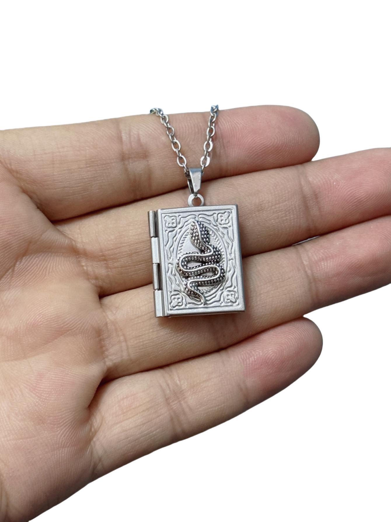 Gothic Book Animal Necklace, P - огляд і ціна Vintage Fashion Books