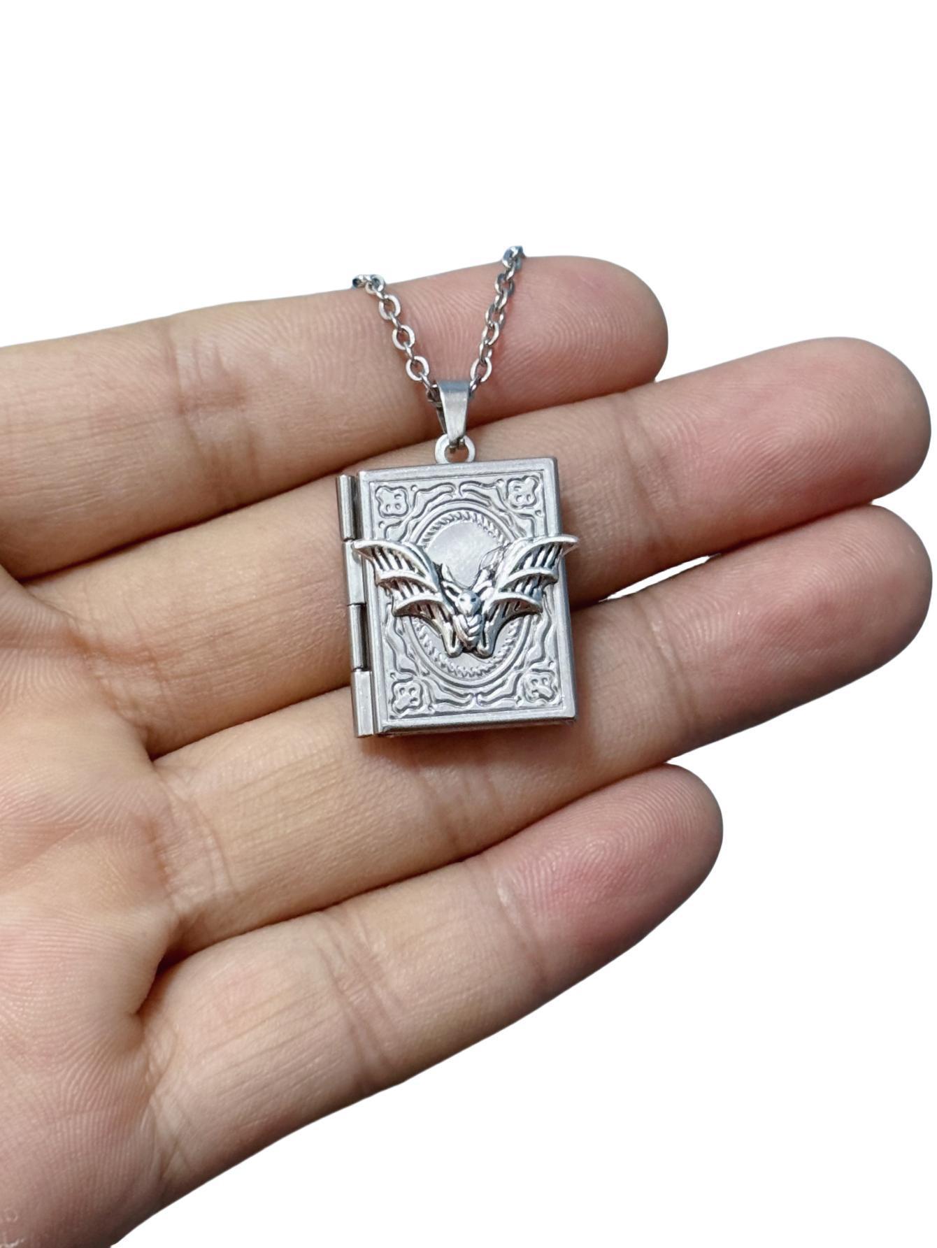 Gothic Book Animal Necklace, P - огляд і ціна Vintage Fashion Books
