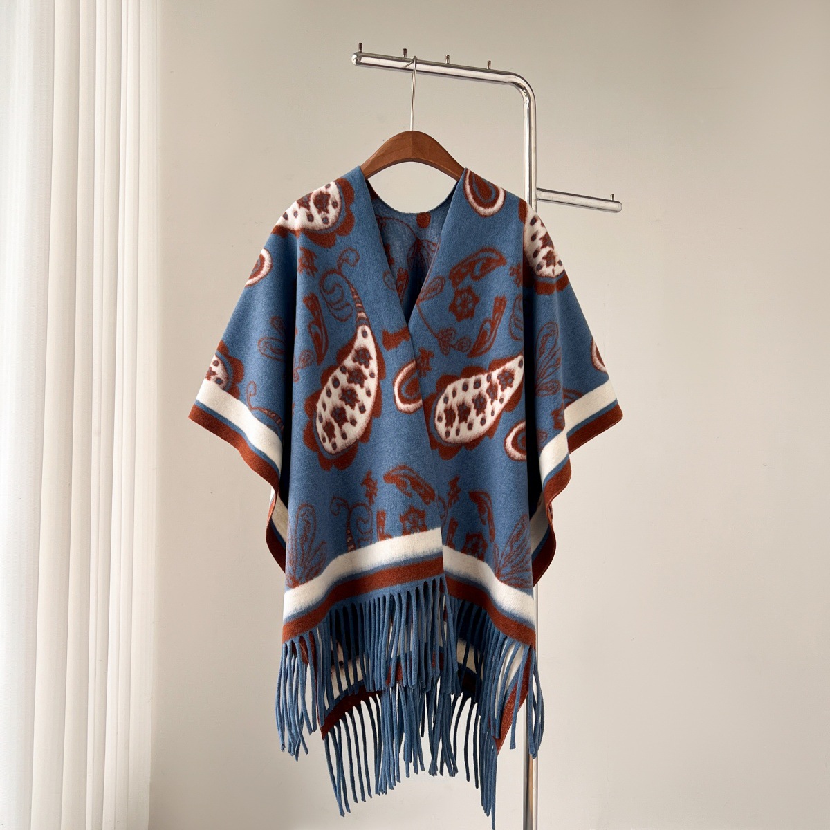 Vintage Paisley Tassel Cape Po - огляд і ціна Vintage Fashion Photos
