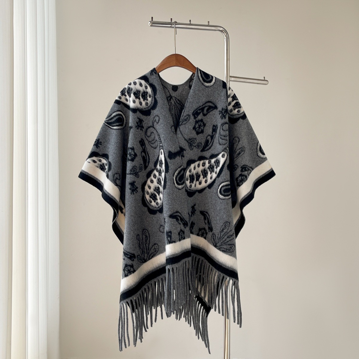 Vintage Paisley Tassel Cape Po - огляд і ціна Vintage Fashion Photos